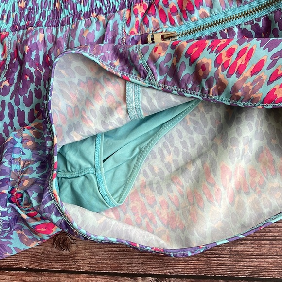 LORNA JANE | Multicolour print running shorts with dual zippered pockets - Picture 5 of 9